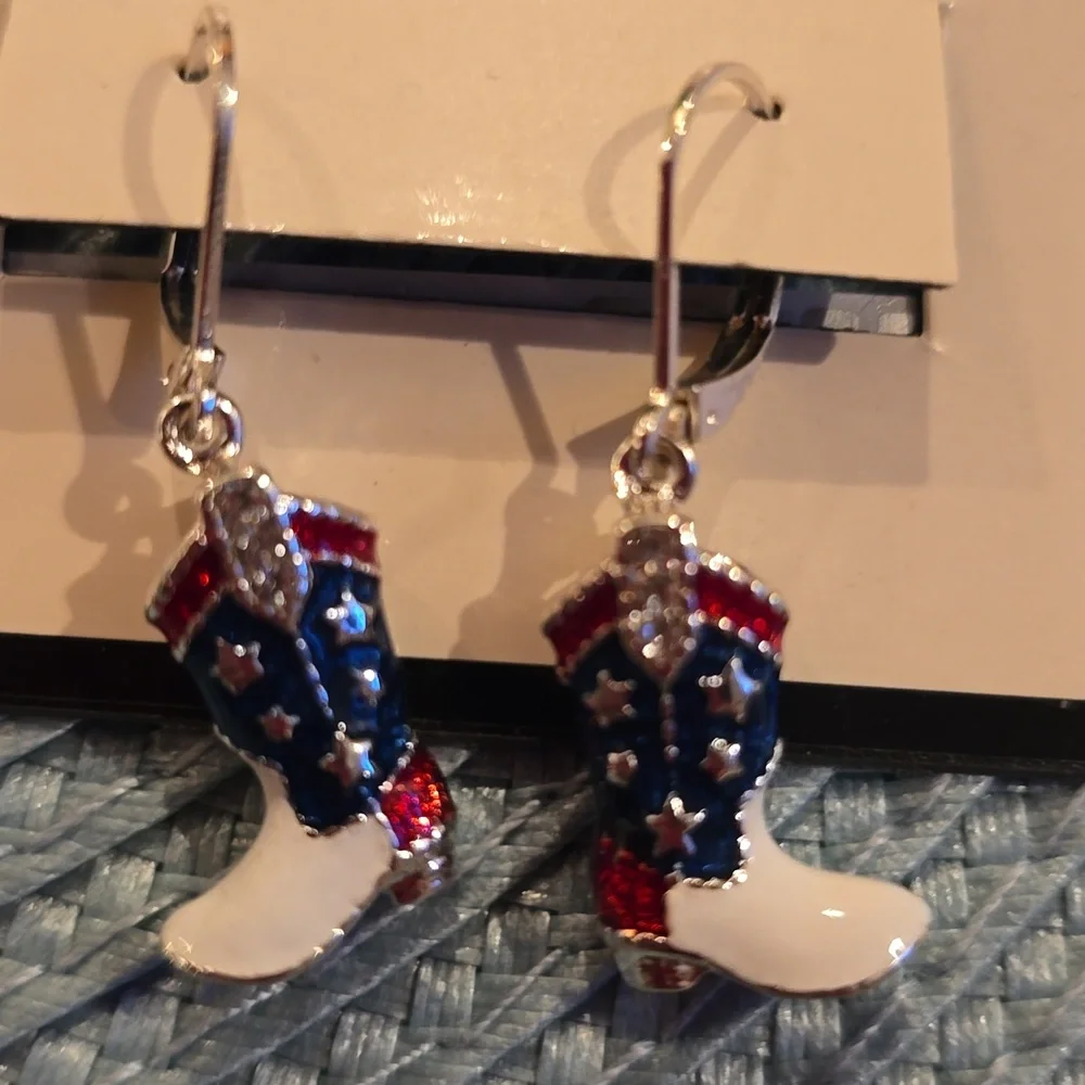 NAPIER BRAND WOMENS BEAUTIFUL PATRIOTIC FASHION JEWELRY EARRING BUNDLE OF 2 PAIR
